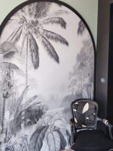 Fresque murale palmier noir et blanc et fauteuil design élégant.