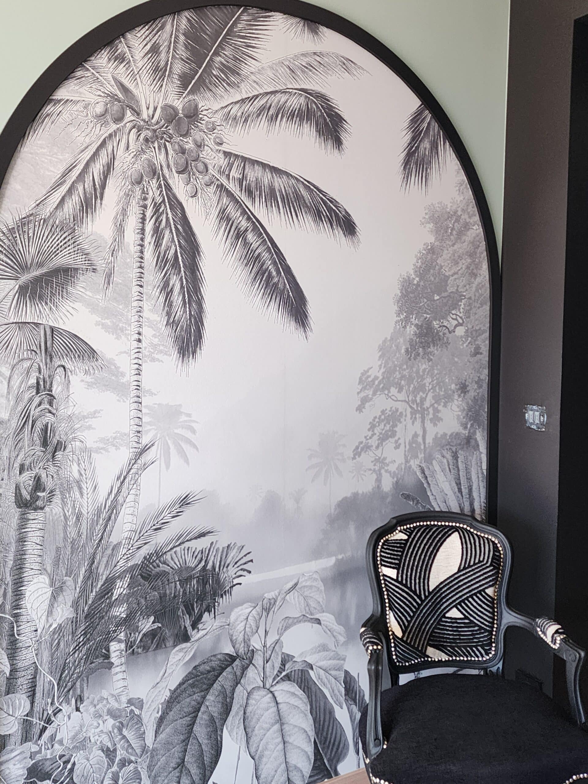 Fresque murale palmier noir et blanc et fauteuil design élégant.
