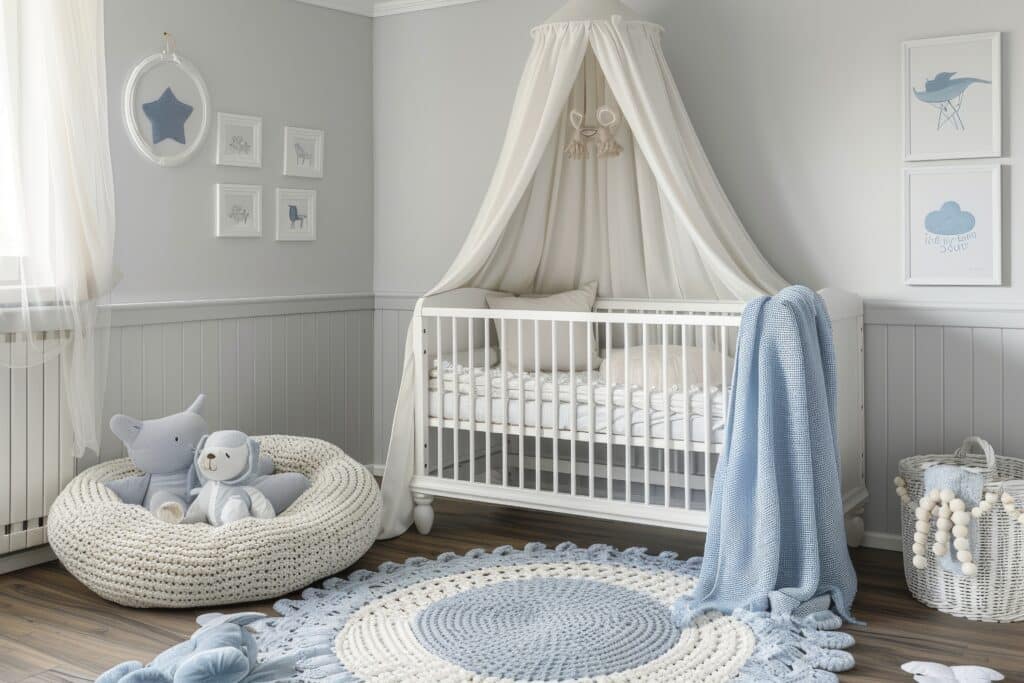 Décoration Chambre de Bébé : Lit Blanc et Baldaquin Bleu Chambre de bébé élégante en gris et bleu avec lit à baldaquin blanc, tapis rond au crochet et peluches douces.